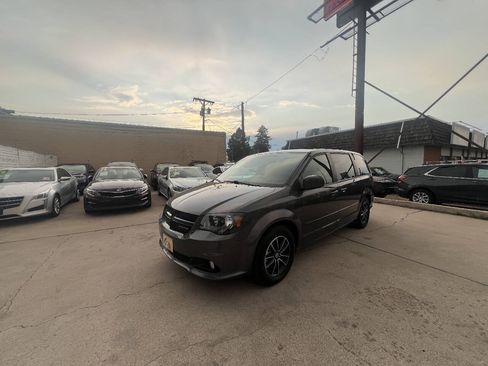 Used 2017 Dodge Grand Caravan SXT w/ Driver Convenience Group FWD image 3