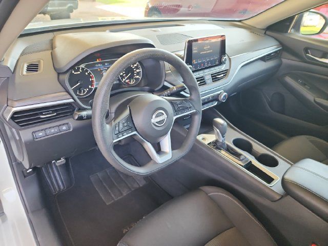Used 2025 Nissan Altima 2.5 SV FWD image 10