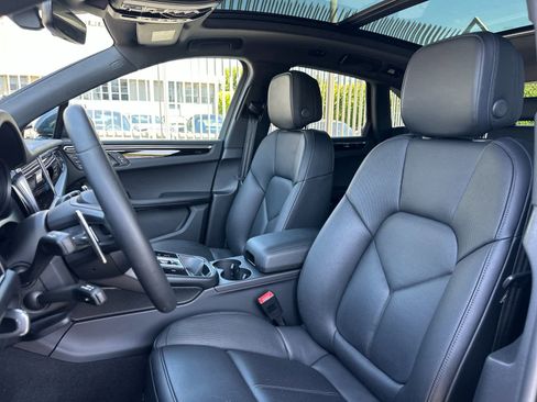 Certified 2025 Porsche Macan AWD/4WD image 5