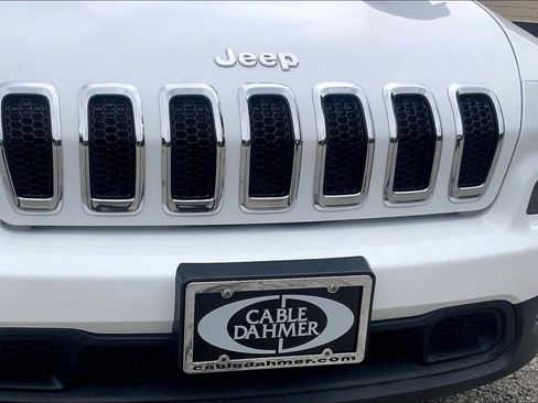 Used 2018 Jeep Cherokee Latitude AWD/4WD image 29