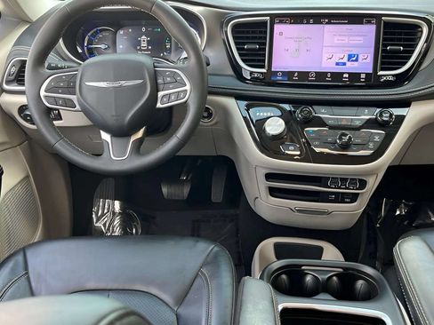 Used 2022 Chrysler Pacifica Touring-L FWD image 12
