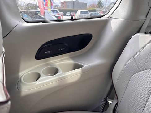 Used 2017 Chrysler Pacifica Limited image 52