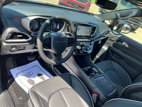 New 2027 Chrysler Pacifica Limited FWD image 22