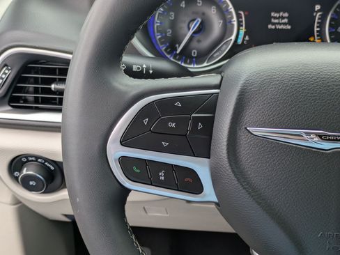 Used 2024 Chrysler Pacifica Touring-L FWD image 19