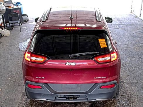 Used 2017 Jeep Cherokee Limited w/ Luxury Group AWD/4WD image 4