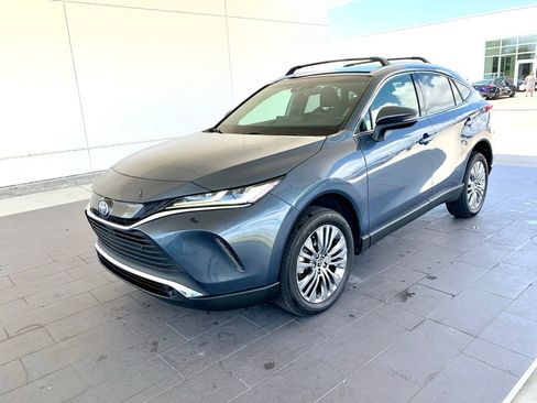 Used 2022 Toyota Venza XLE image 1