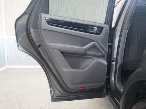 Used 2019 Porsche Cayenne S AWD/4WD image 38