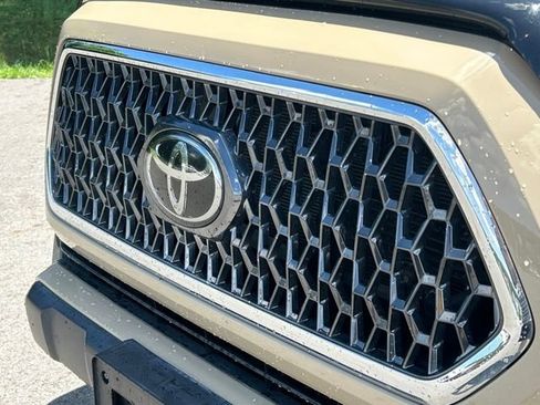 Used 2018 Toyota Tacoma TRD Off-Road w/ Technology Package AWD/4WD image 14