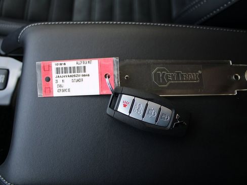 New 2025 Mitsubishi Outlander SE image 33