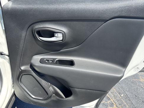 Used 2023 Jeep Renegade Latitude AWD/4WD image 16