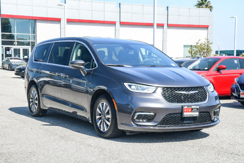 Used 2023 Chrysler Pacifica Touring-L FWD image 3