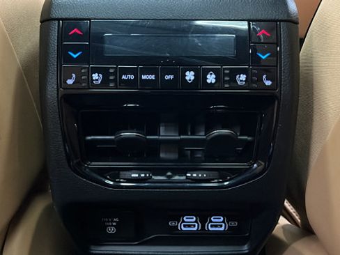 Used 2024 Jeep Grand Cherokee L Summit AWD/4WD image 39