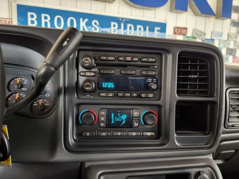 Used 2006 Chevrolet Silverado 1500 LT w/ Onstar Plus Package AWD/4WD image 8