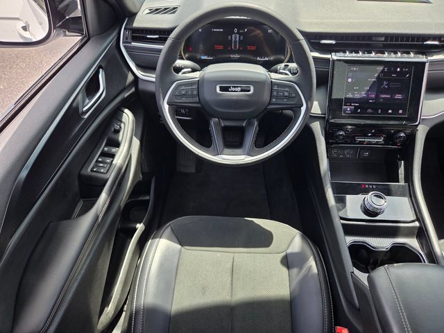 Used 2025 Jeep Grand Cherokee Altitude AWD/4WD image 12