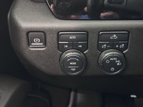 Certified 2022 Chevrolet Silverado 1500 LT AWD/4WD image 24