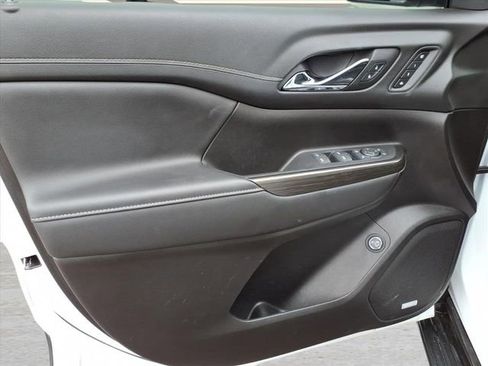 Used 2023 GMC Acadia SLT w/ Elevation Edition image 13