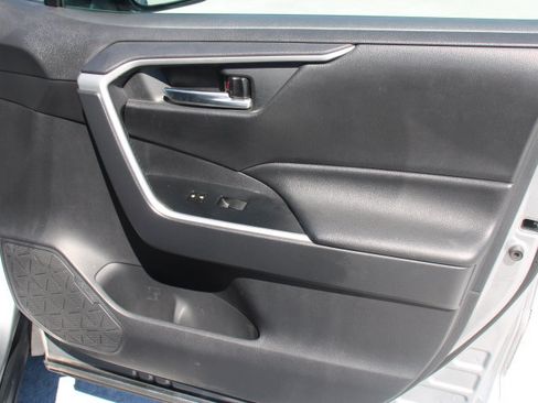 Used 2019 Toyota RAV4 XLE w/ Convenience Package FWD image 19