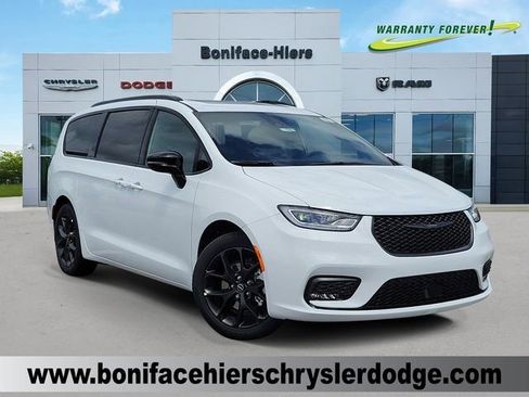 New 2026 Chrysler Pacifica Select image 1