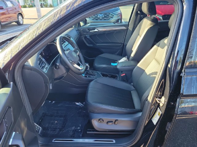 Certified 2023 Volkswagen Tiguan SE R-Line FWD image 18