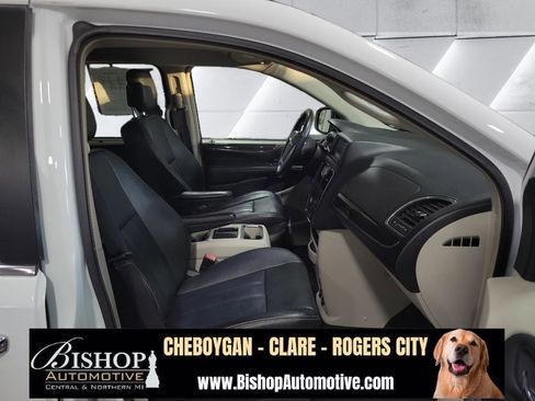 Used 2016 Chrysler Town & Country Touring w/ Driver Convenience Group image 25