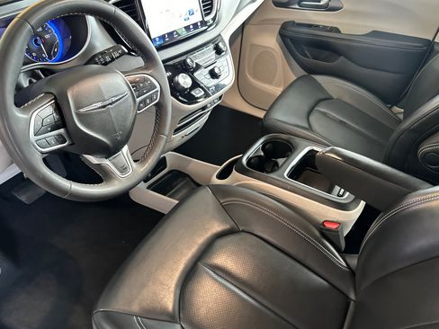 Used 2023 Chrysler Pacifica Touring-L FWD image 10