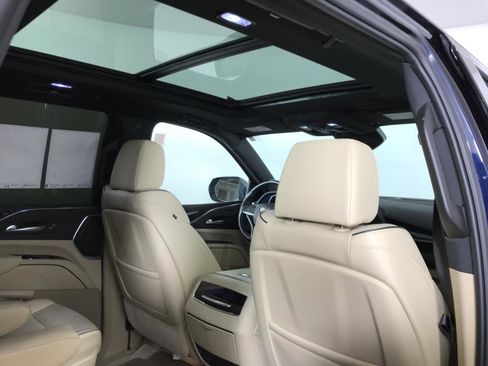 Used 2021 Cadillac Escalade Premium Luxury image 31