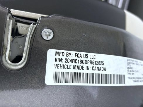 Used 2023 Chrysler Pacifica Touring-L FWD image 24