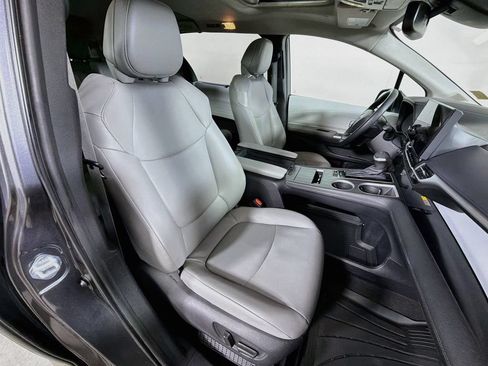 Used 2025 Toyota Sienna XLE FWD image 26
