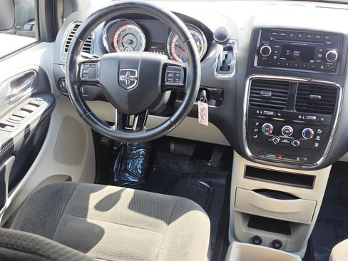 Used 2016 Dodge Grand Caravan SE FWD image 3