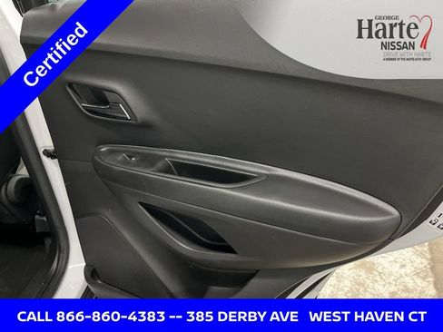 Used 2022 Chevrolet Trax LT w/ LT Convenience Package image 18