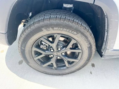 Used 2025 Jeep Grand Cherokee Altitude RWD image 7