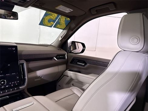 Used 2025 GMC Yukon Denali w/ Sun & Power Step Package image 11