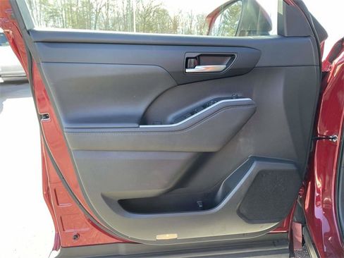 Used 2023 Toyota Highlander XLE image 19