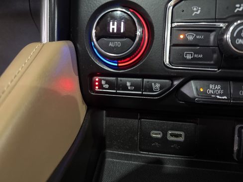 Used 2021 Chevrolet Tahoe Premier w/ Premium Package image 31