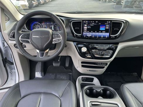 Used 2024 Chrysler Pacifica Touring-L FWD image 13
