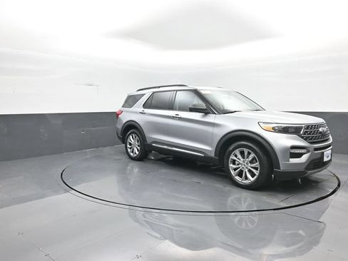 Certified 2023 Ford Explorer XLT w/ Equipment Group 202A AWD/4WD image 2