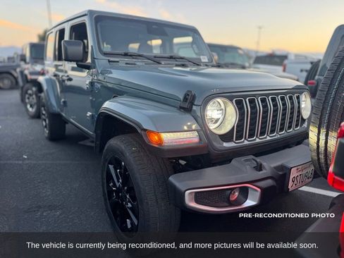 Used 2025 Jeep Wrangler Unlimited Sahara w/ Safety Group AWD/4WD image 8