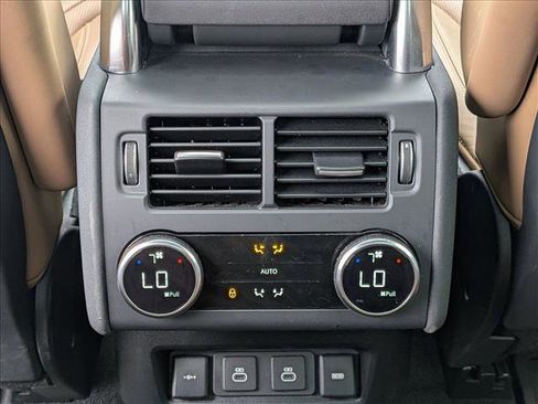 Used 2022 Land Rover Discovery S image 17