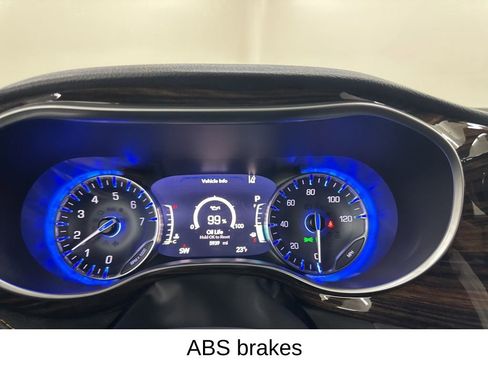 Used 2023 Chrysler Pacifica Pinnacle w/ Trailer Tow Group image 39