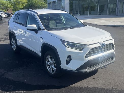 Used 2021 Toyota RAV4 XLE w/ XLE Grade Weather Package AWD/4WD image 2