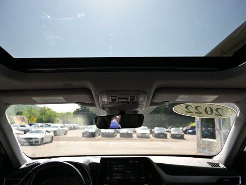 Used 2022 Toyota Highlander XLE AWD/4WD image 12