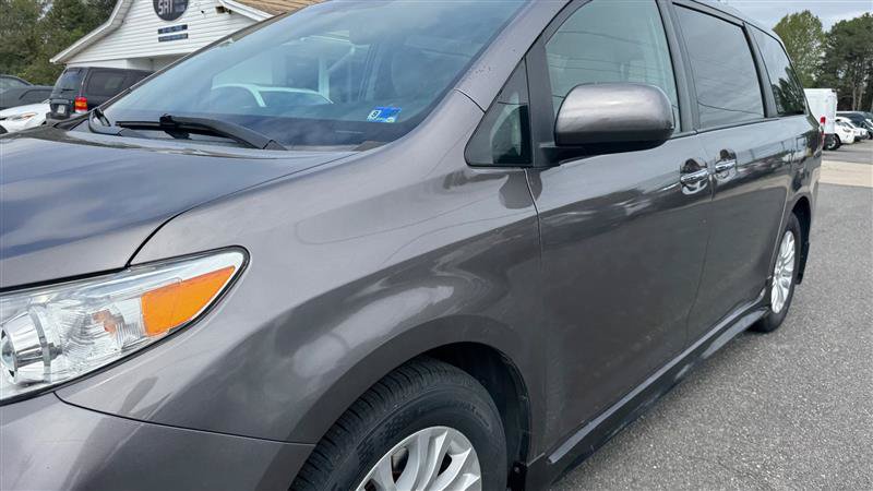 Used 2017 Toyota Sienna XLE w/ XLE Navigation Package FWD image 12