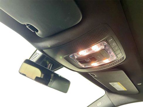 Used 2021 Mercedes-Benz GLB 250 4MATIC image 12