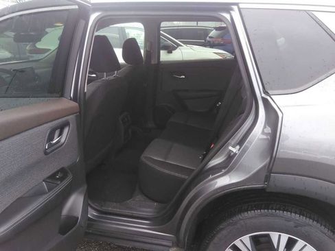 Used 2023 Nissan Rogue SV image 4