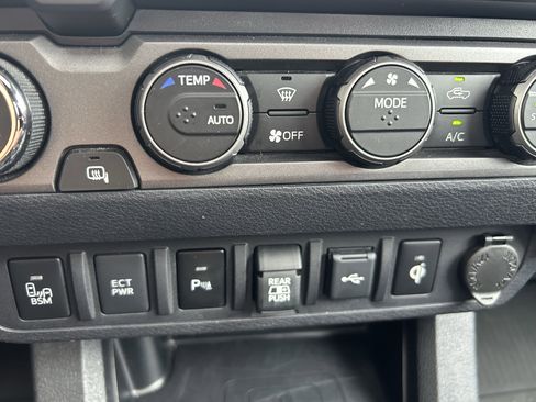 Used 2022 Toyota Tacoma TRD Off-Road w/ TRD Premium Off Road Package AWD/4WD image 30
