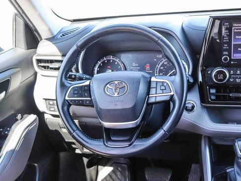Used 2022 Toyota Highlander XLE AWD/4WD image 18