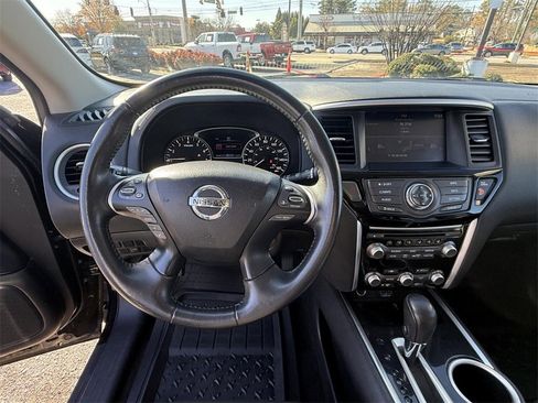 Used 2019 Nissan Pathfinder SV image 16