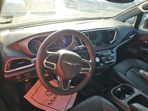 Used 2025 Chrysler Pacifica Select FWD image 4
