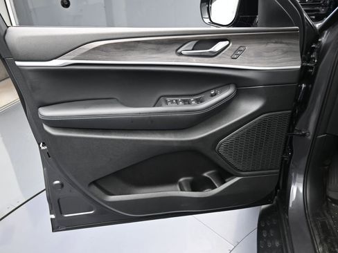 Used 2025 Jeep Grand Cherokee L Limited w/ Black Appearance Package image 12