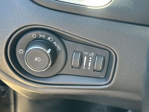 Used 2020 Jeep Renegade Latitude w/ UConnect 8.4 Nav Group AWD/4WD image 24